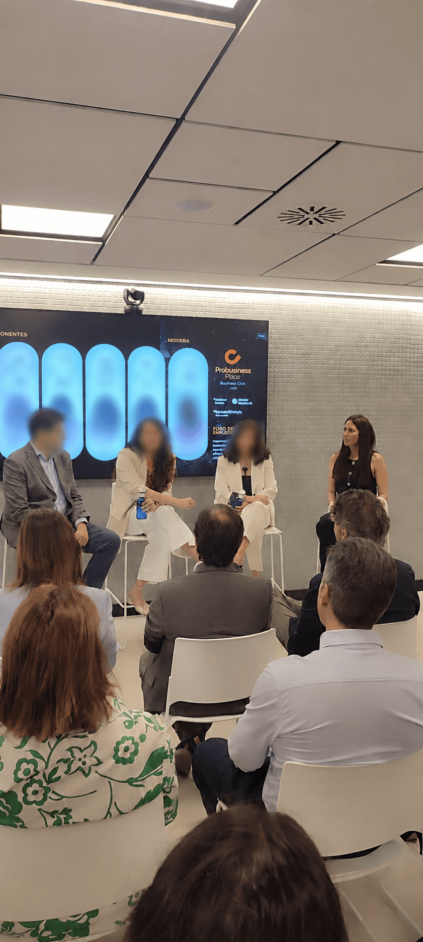 Carmen López Cabezón participando en una mesa redonda sobre innovación corporativa